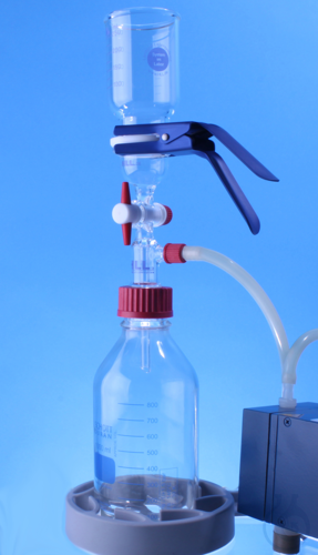 Filtrations-/Entgasungsgeraet fuer Gewindeflasc...