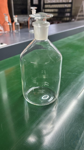 Steilbrustflasche 500 ml, klar, Boro 3.3, Enghals, NSH 24/29 Steilbrustflasche 500 ml, klar, Boro...